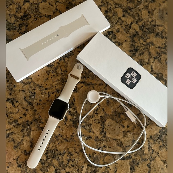 NWOT Apple Watch 2024 SE 40mm aluminum case starlight color with white wristband